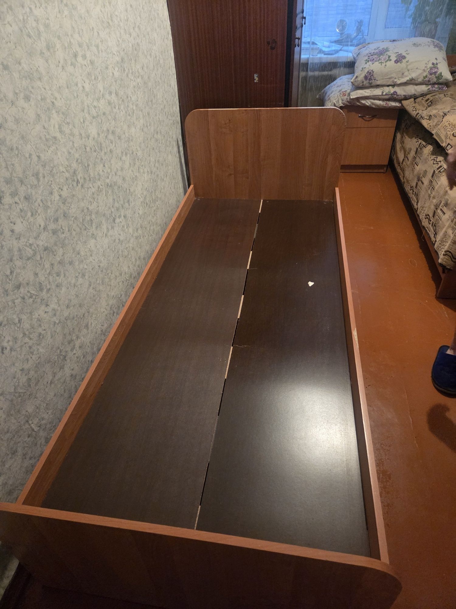 Продам односпальную кровать.