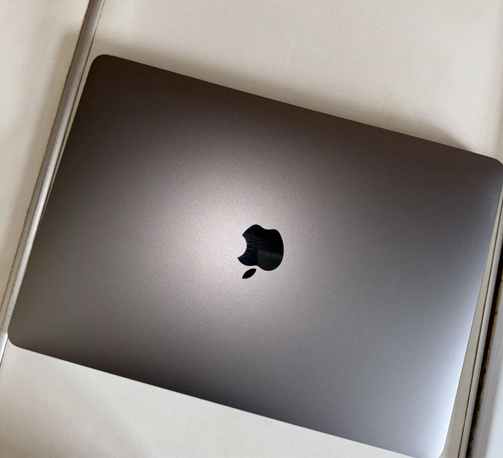 Makbook / M1 / 256 / 8