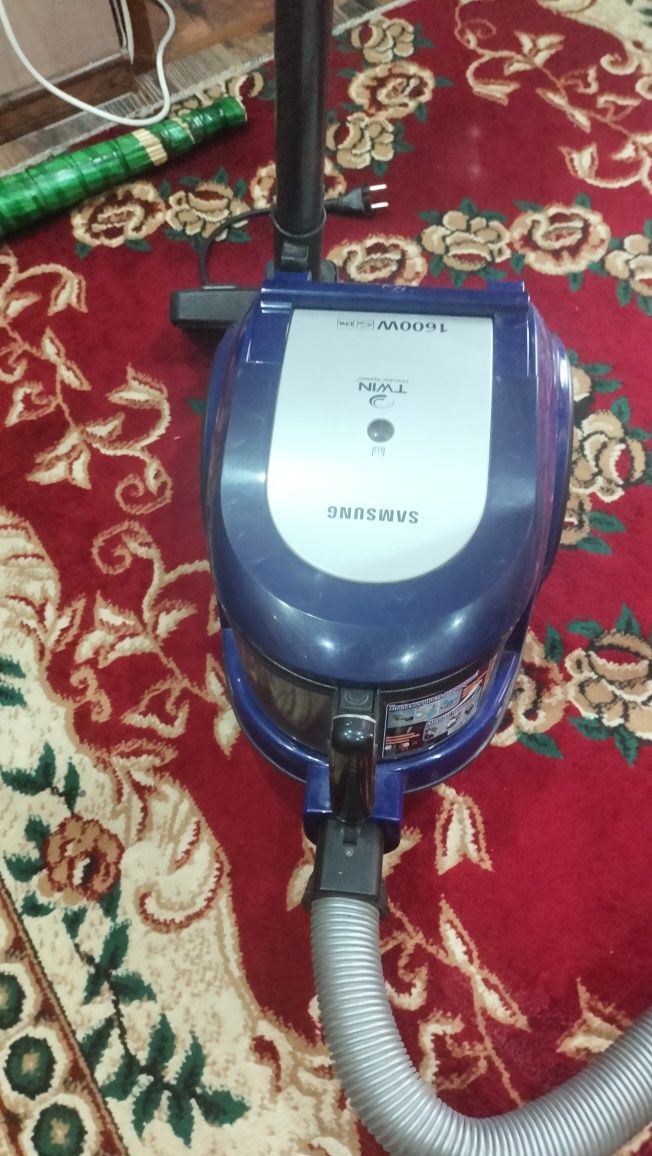 Продам пылесос самсунг  хороший состояние  стакан  1600  w