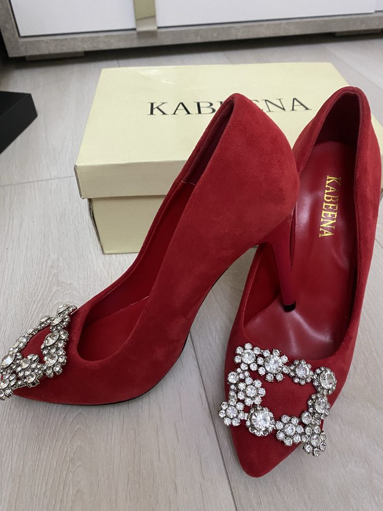 Продам красную замшевую лодочку