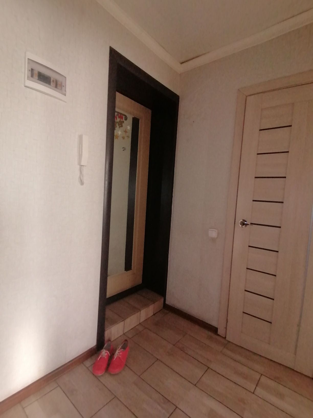 Продается 3 х комнатная, улучшенной планировки, квартира на 1 этаже.