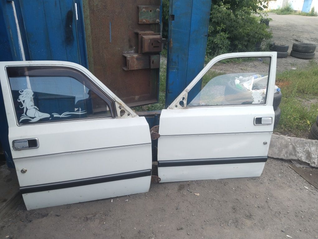 Продаю двери и капот на Волга 3110