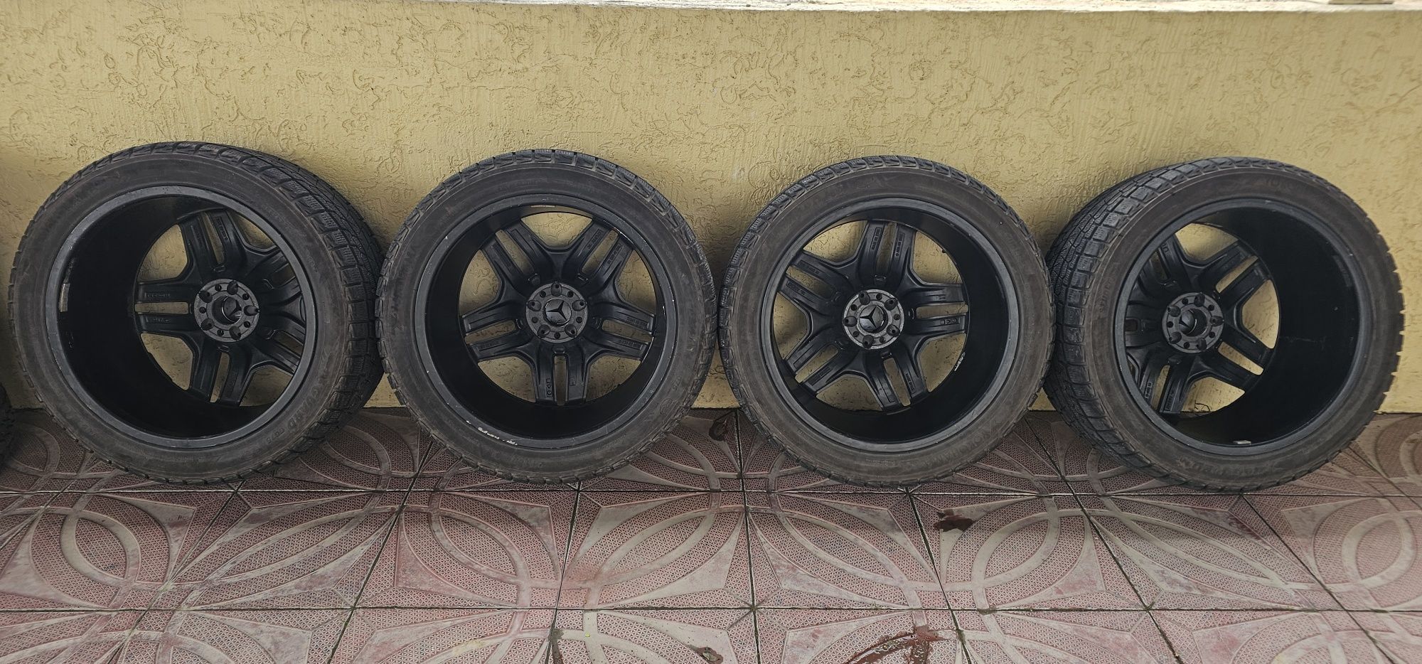 Yakahama 295/40. R21