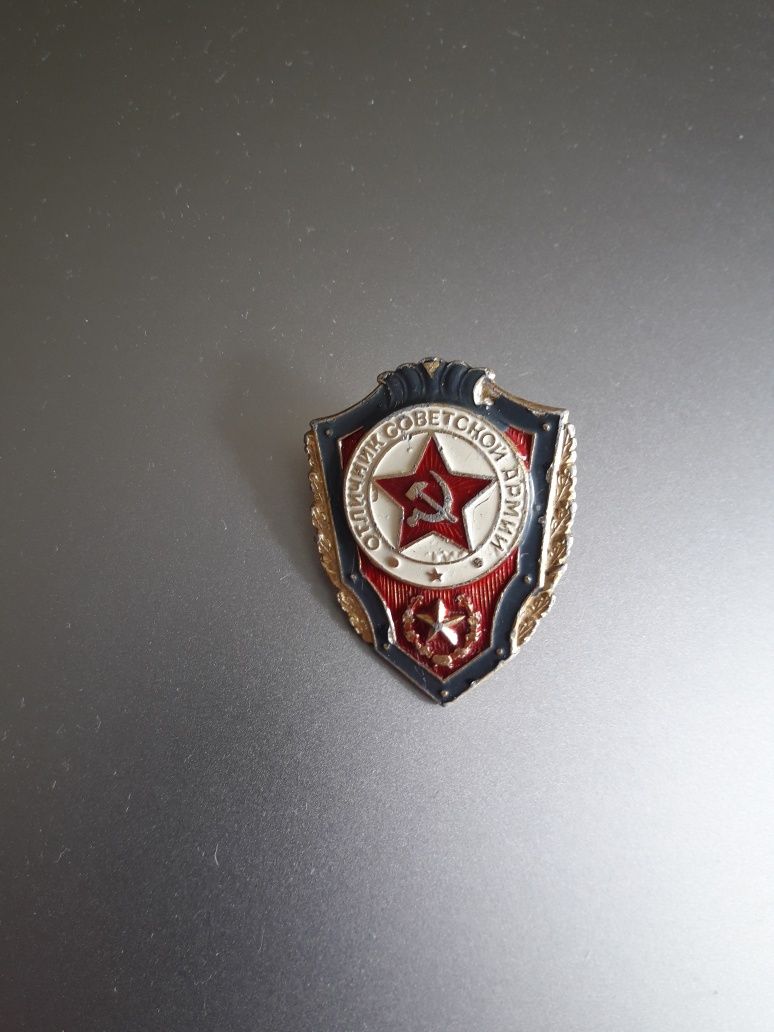 Продам значок отличник советской армии в хорошем состоянии