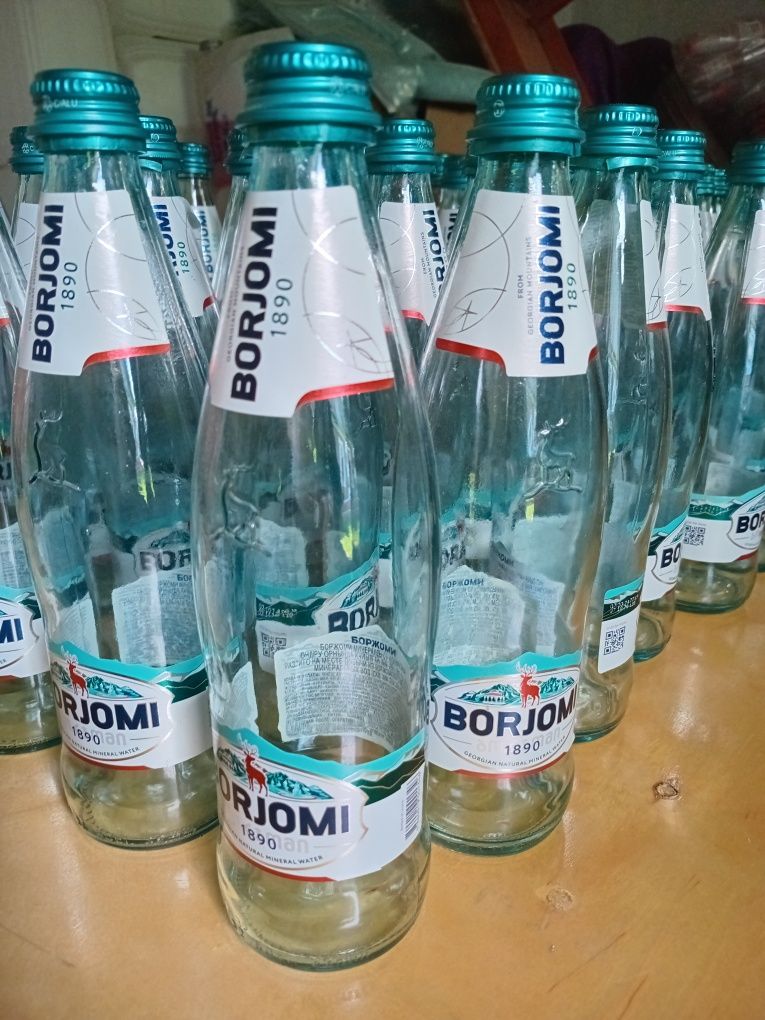Продам стеклянные бутылки от Боржоми 500мл. 60 штк.