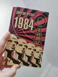 Книга 
1984
Джордж Оруэлл 
мягкая обложка..
Джордж Оруэлл 
мягкая обло