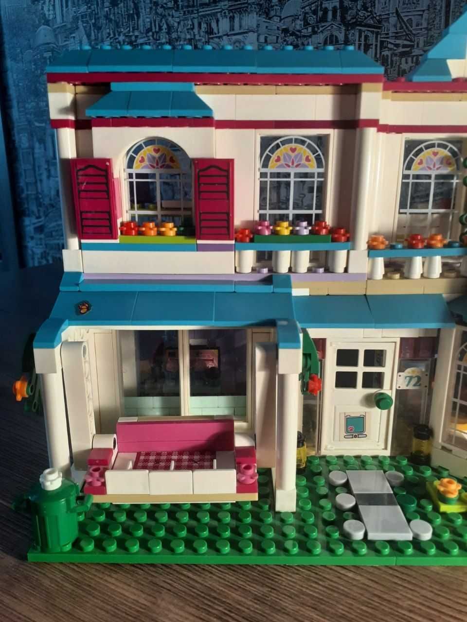 LEGO Дом для девочек с мебелью и двориком и персонажами с мопедом