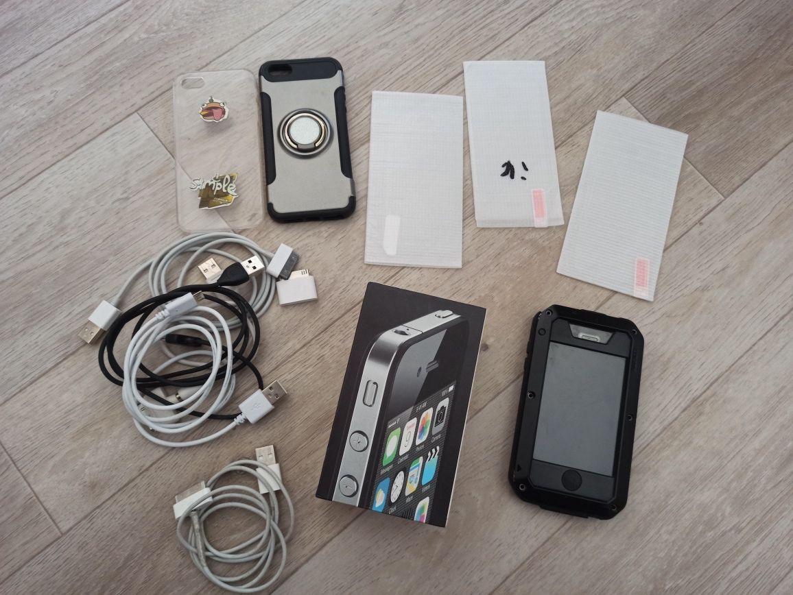 Остатки от 4 Айфона iPhone 4S защитное стекло кабели чехлы