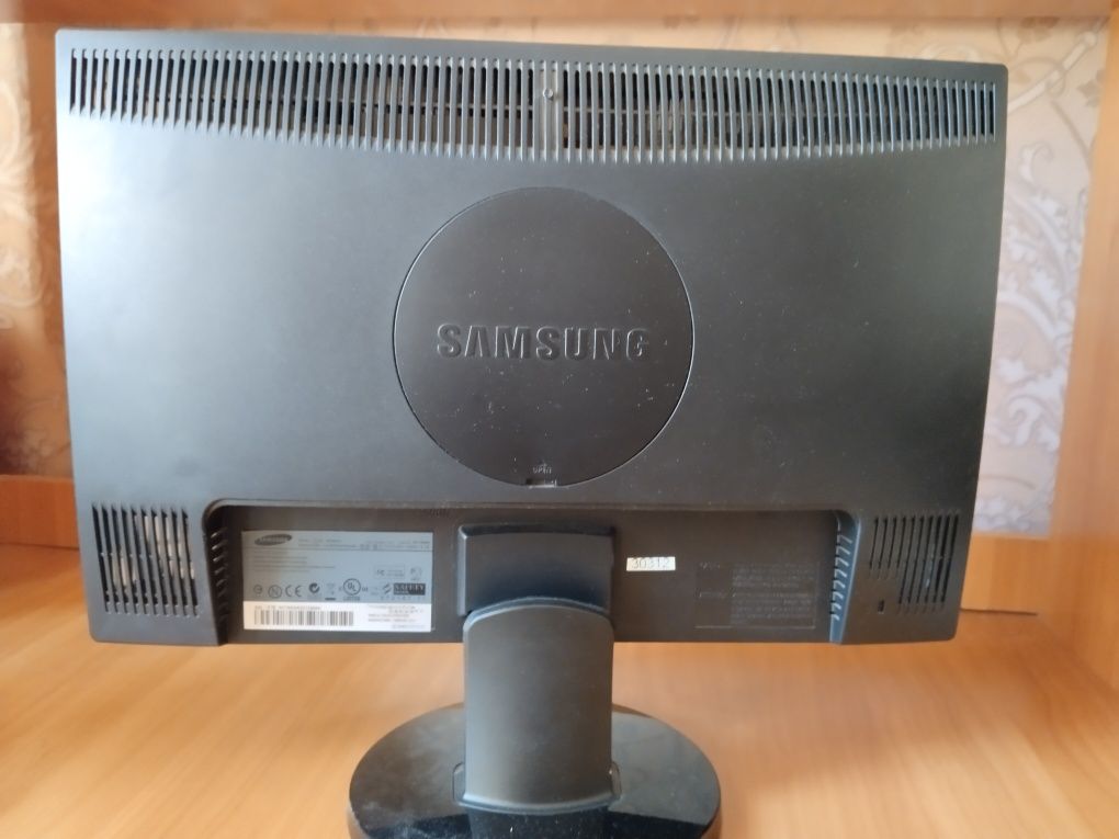 В продаже монитор SAMSUNG
