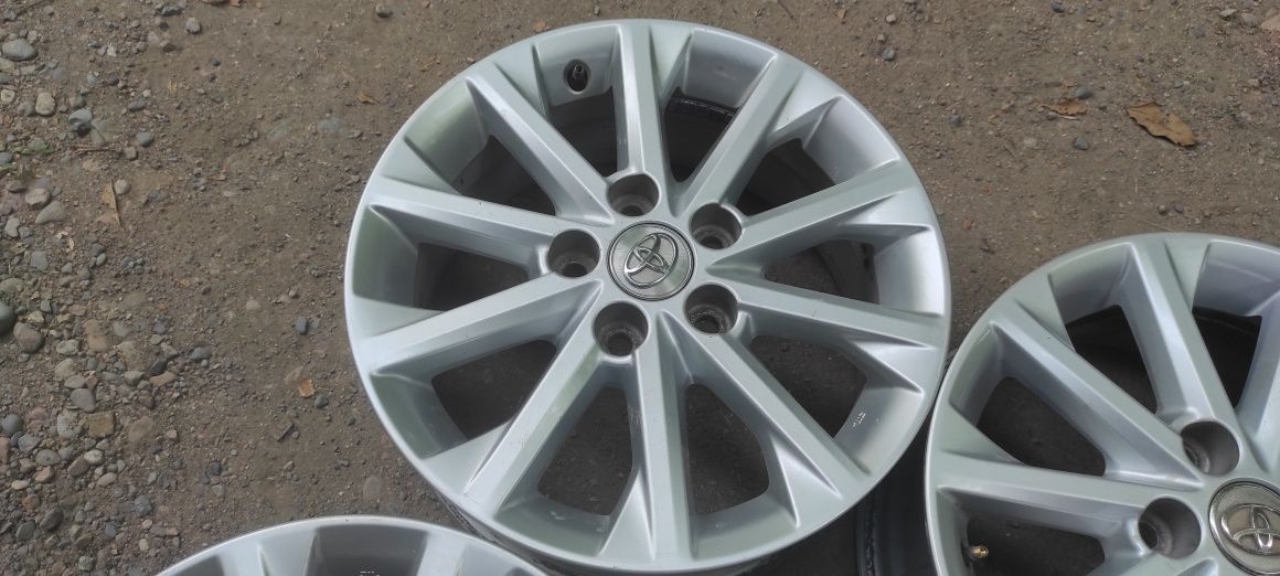 Комплект оригинальных дисков R16. Toyota Camry.