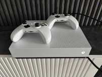 Xbox One S 1TB 2 джойстика и игры