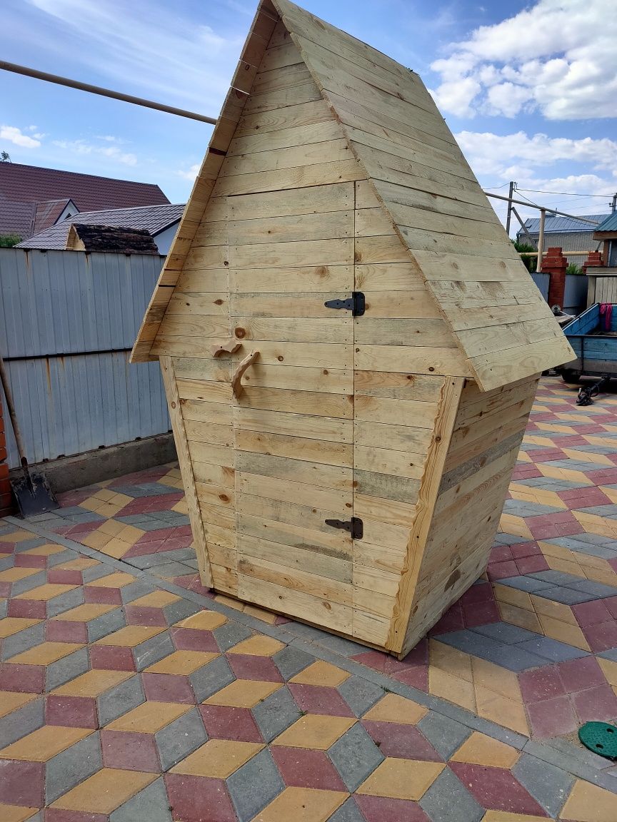 Туалет из чистой доски теремок