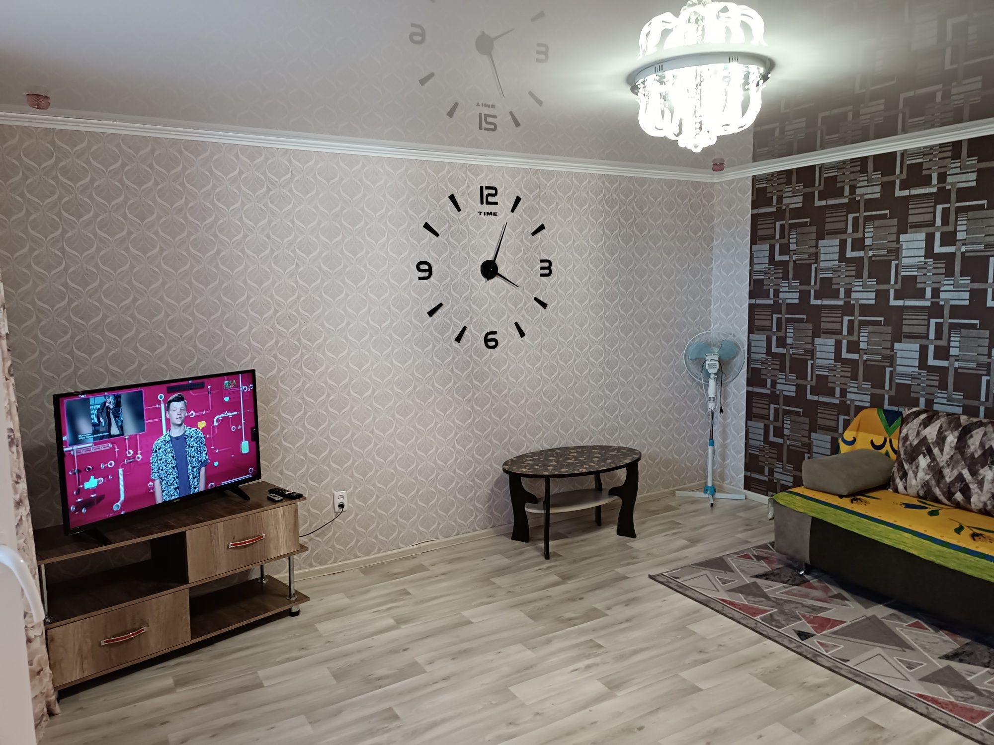 1-ком.кв.ул.пл.45кв.м.Посуточно,по часам! 6-4 ДЮСШ, Автостанция,Орда!