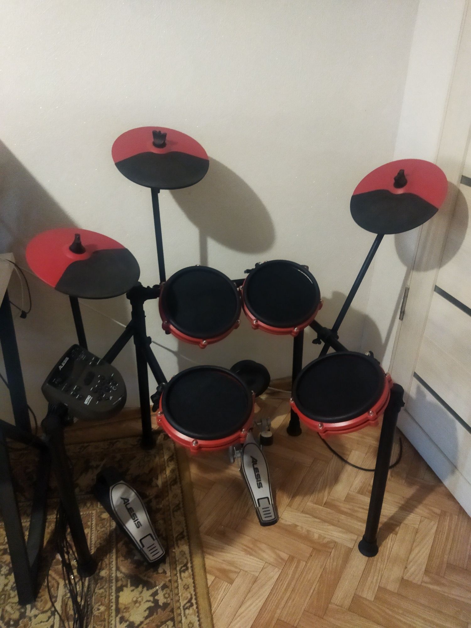 Электронная ударная установка Alesis Nitro Mesh Kit