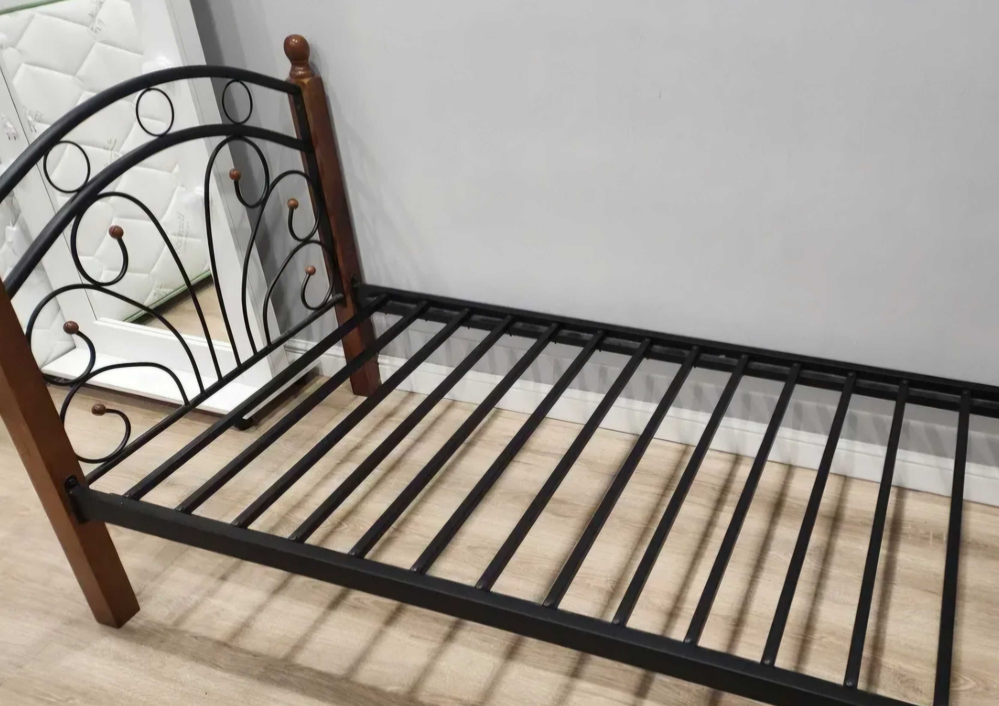 Продам качественную кровать с матрасом