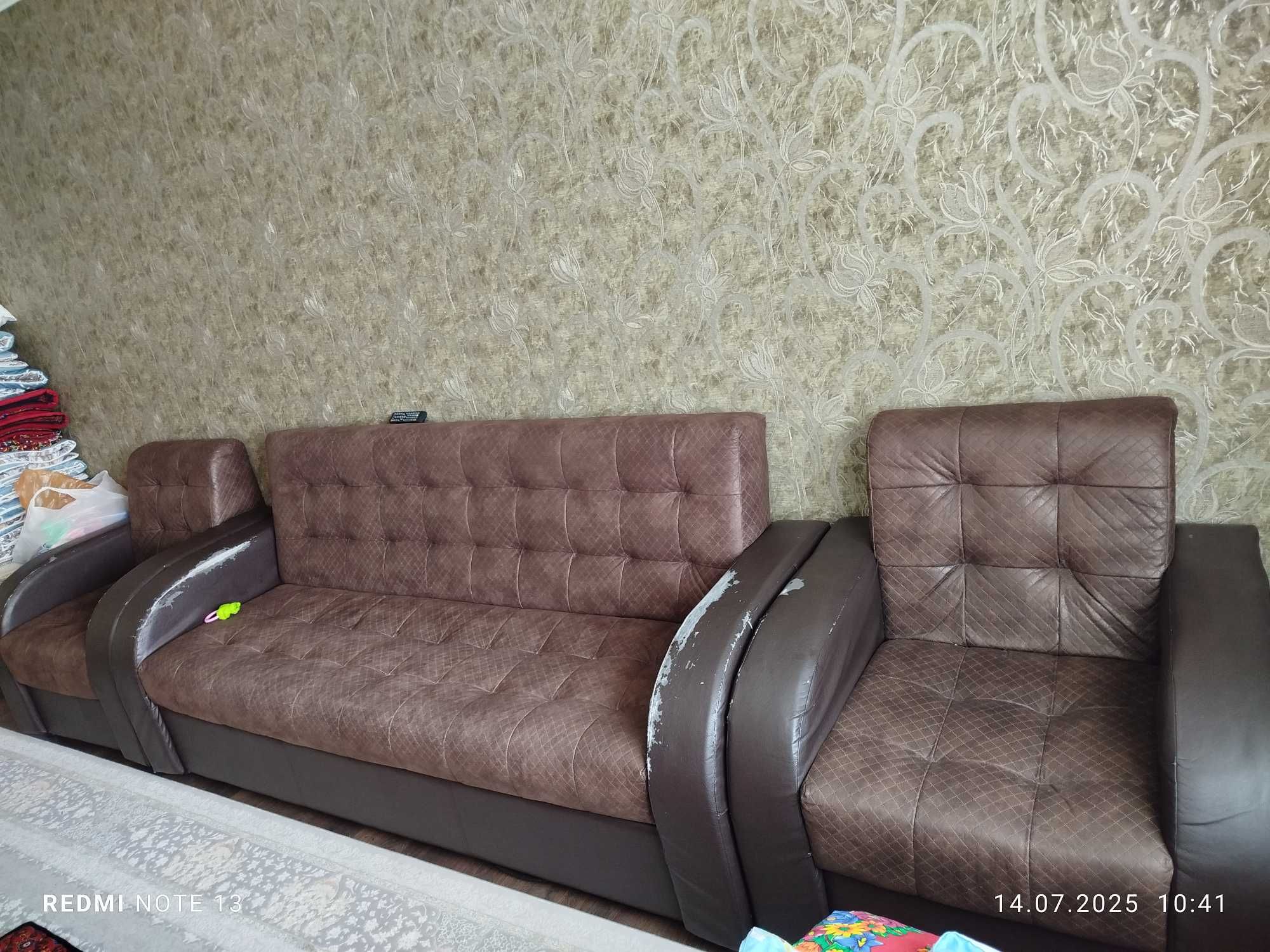 Диван с кресломен