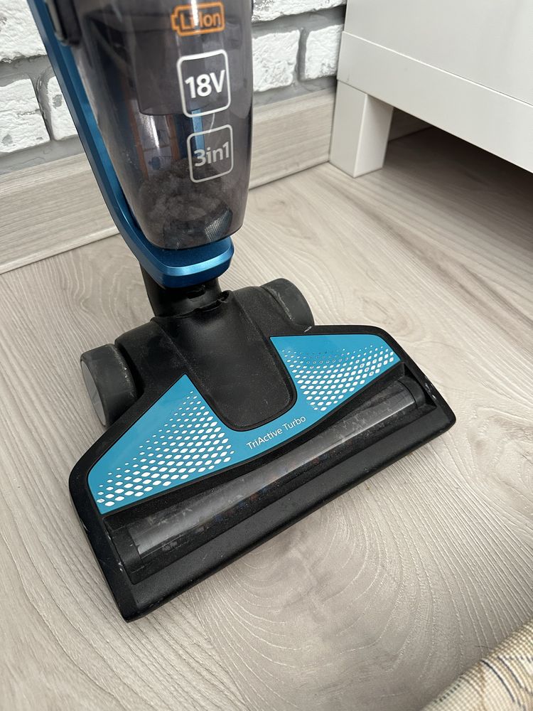 Моющий вертикальный беспроводной пылесос Philips PowerPro Aqua FC-6408