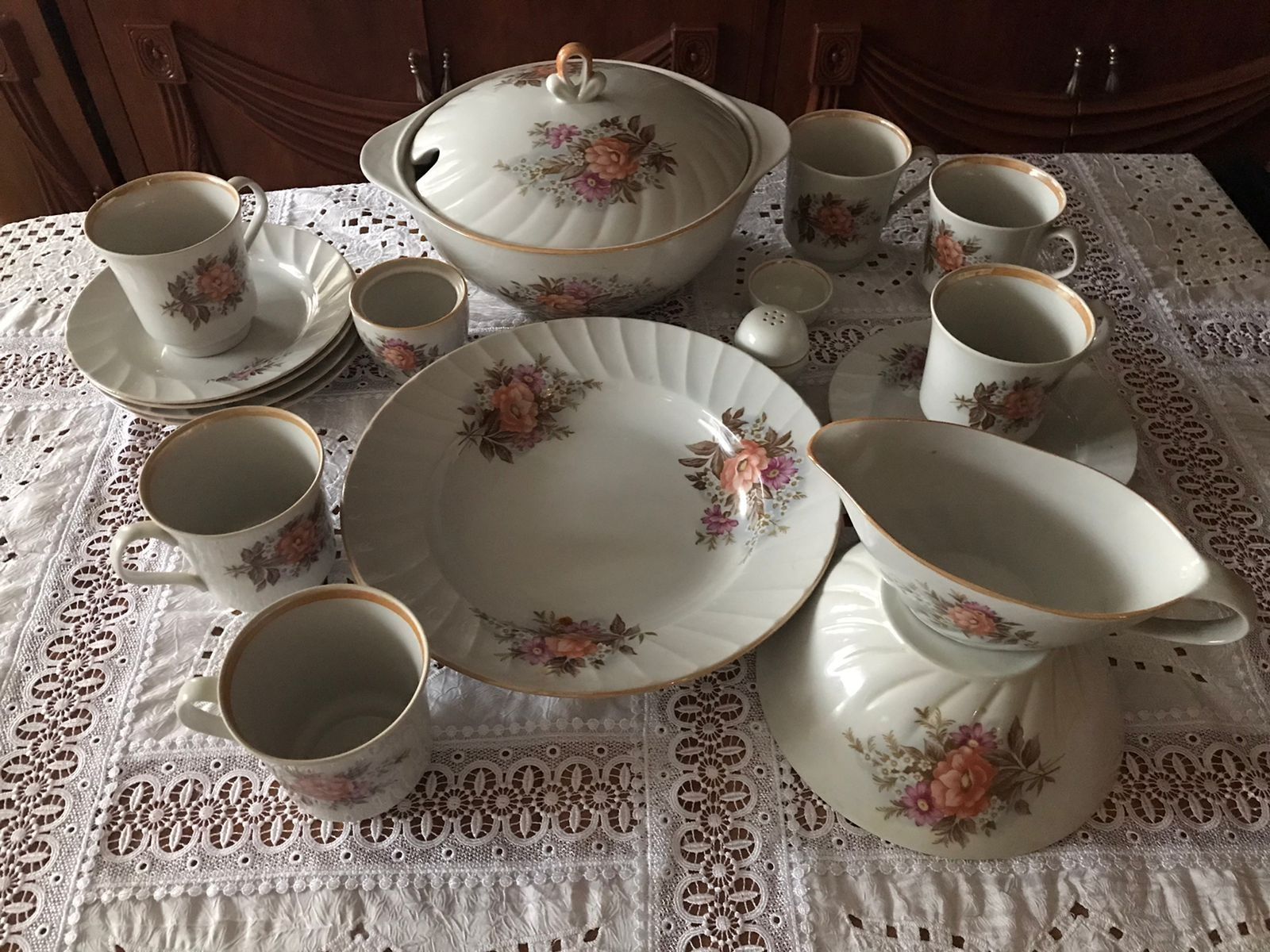 Продам  столовый сервиз .Производство СССР.Состояние отличное