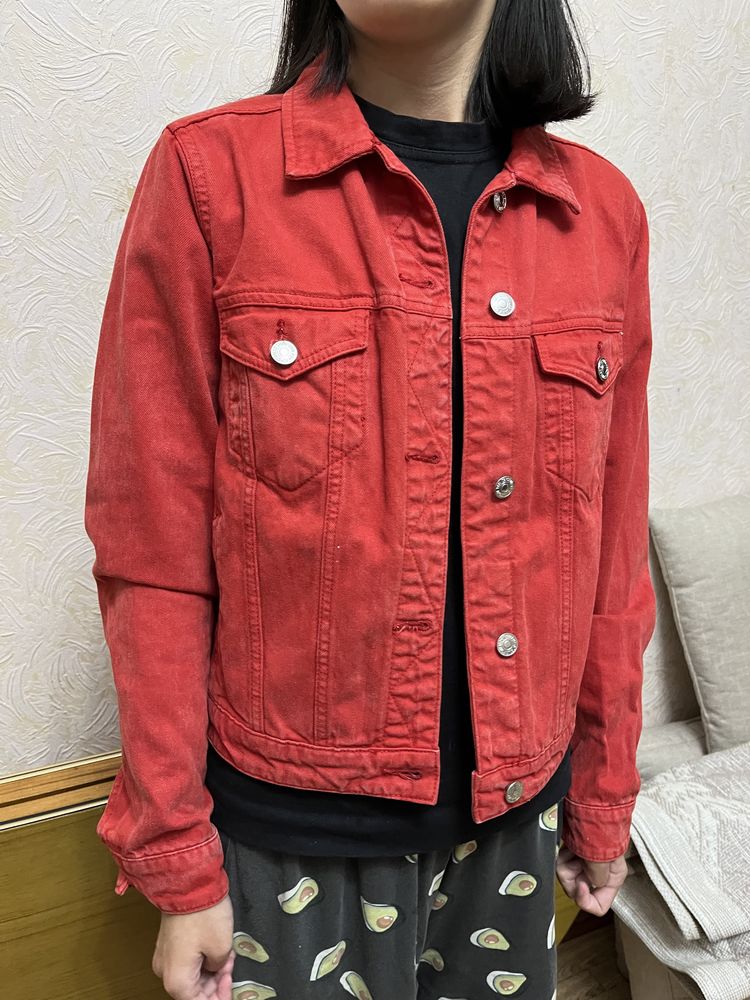 Стильная красная джинсовка Zara