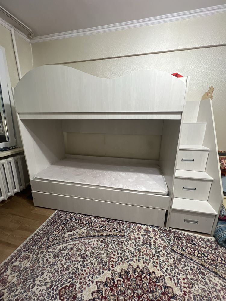 Продам трех ярусную кровать
