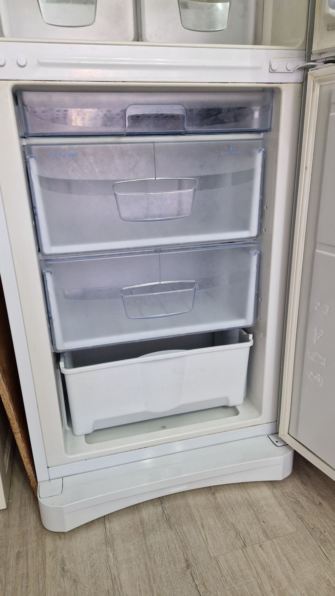 Продам холодильник Indesit.