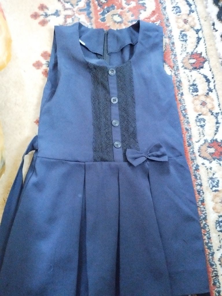 Продам школьные блузки и юбки