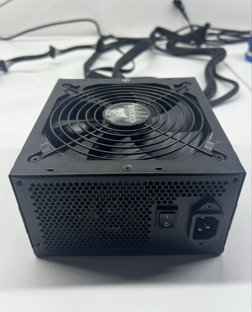 Блок питания Corsair CX750M 750W в хорошем состоянии