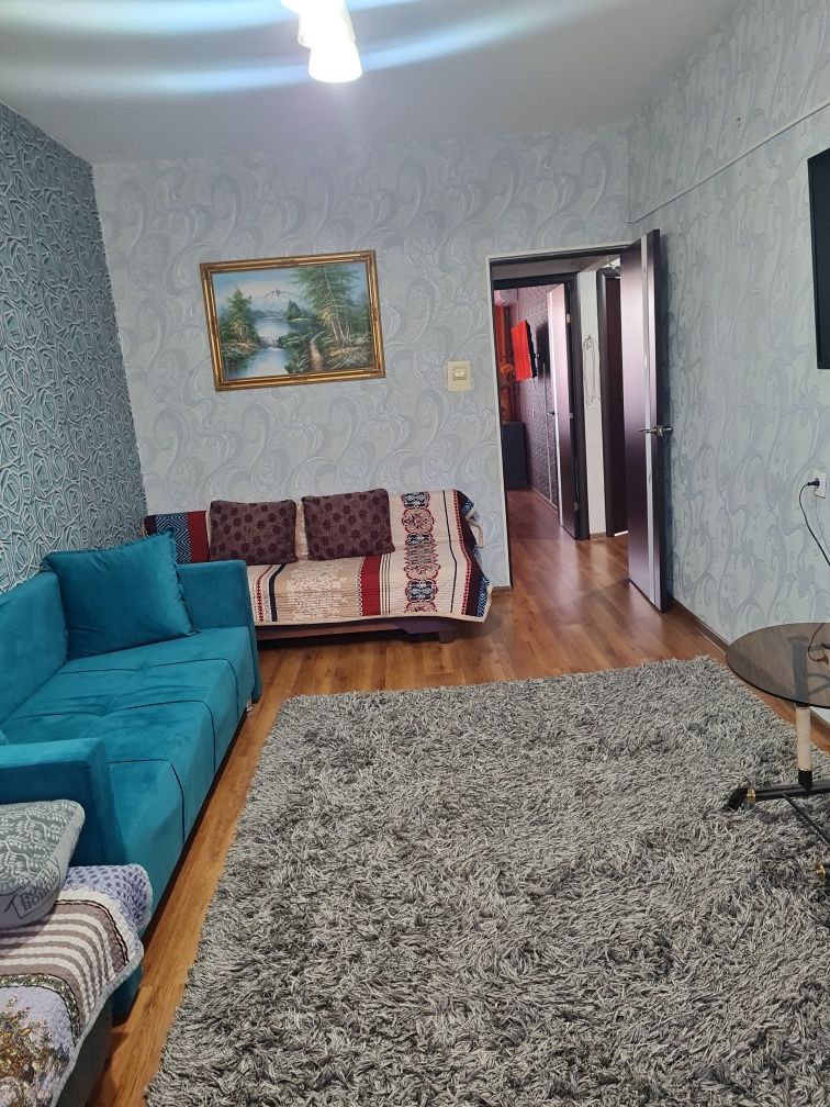 Посуточно 3 ком . кв в 27 мкр , рядом т/ц Байтерек.