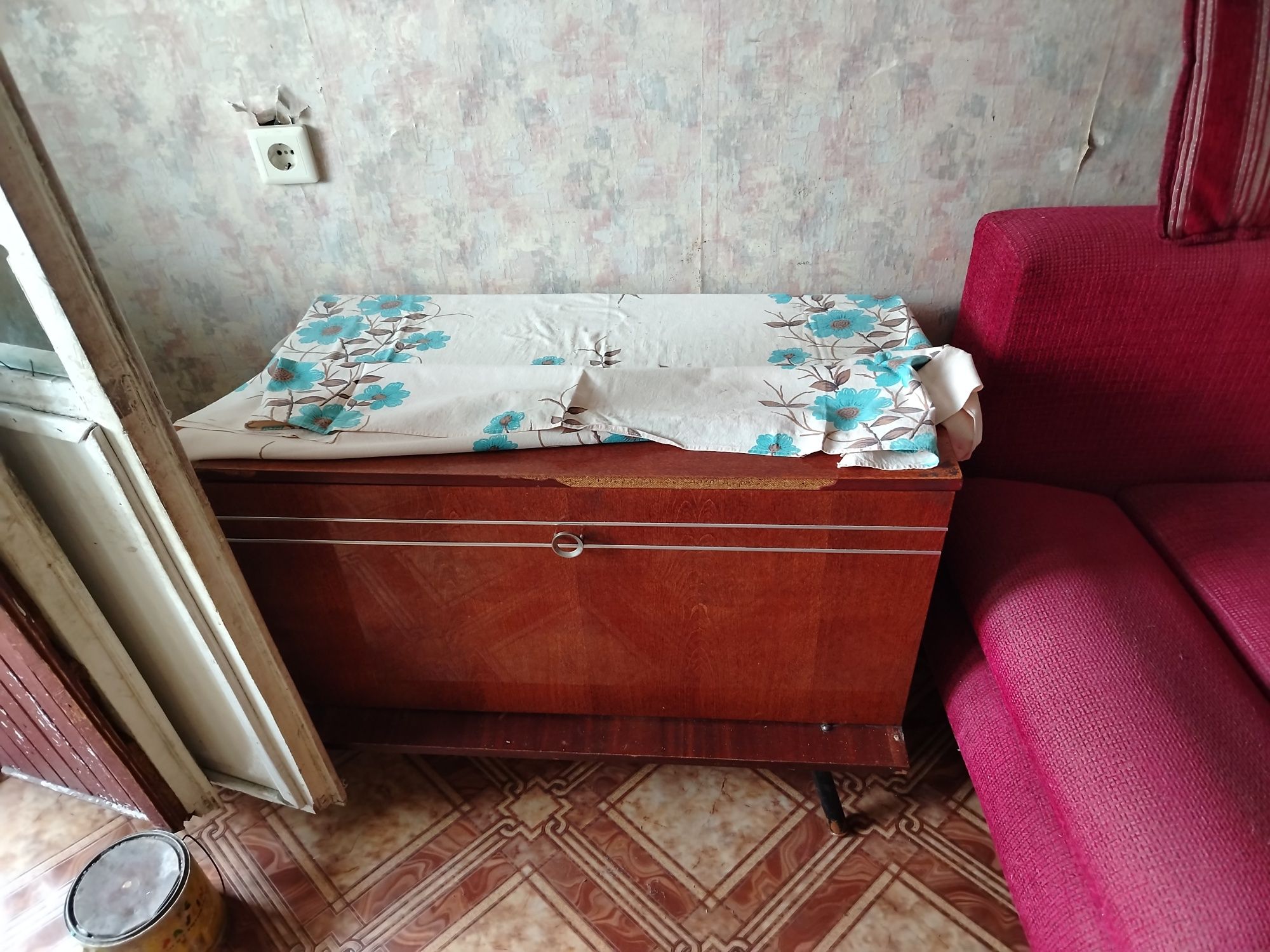 Продам парту школьную также есть стулья и табуретки