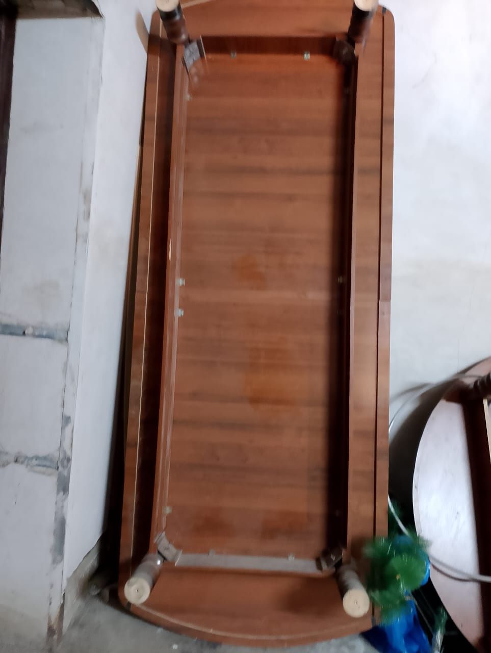 Сатылады жер стол , агаш , бу