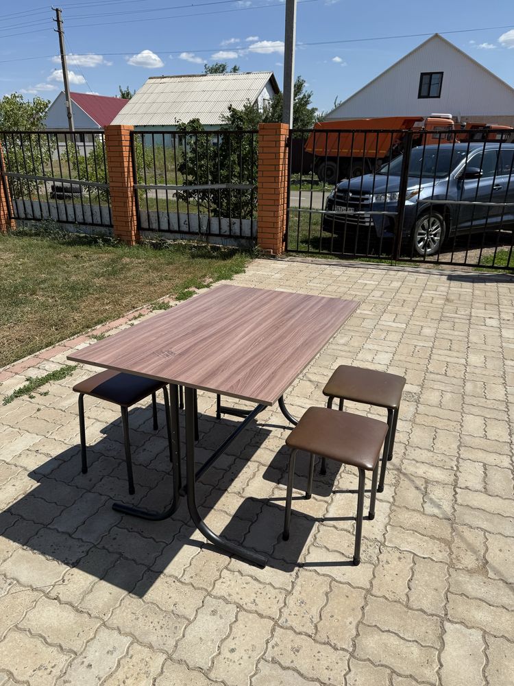 Продам стол и стулья