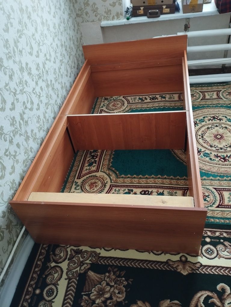 Кровать деревянная