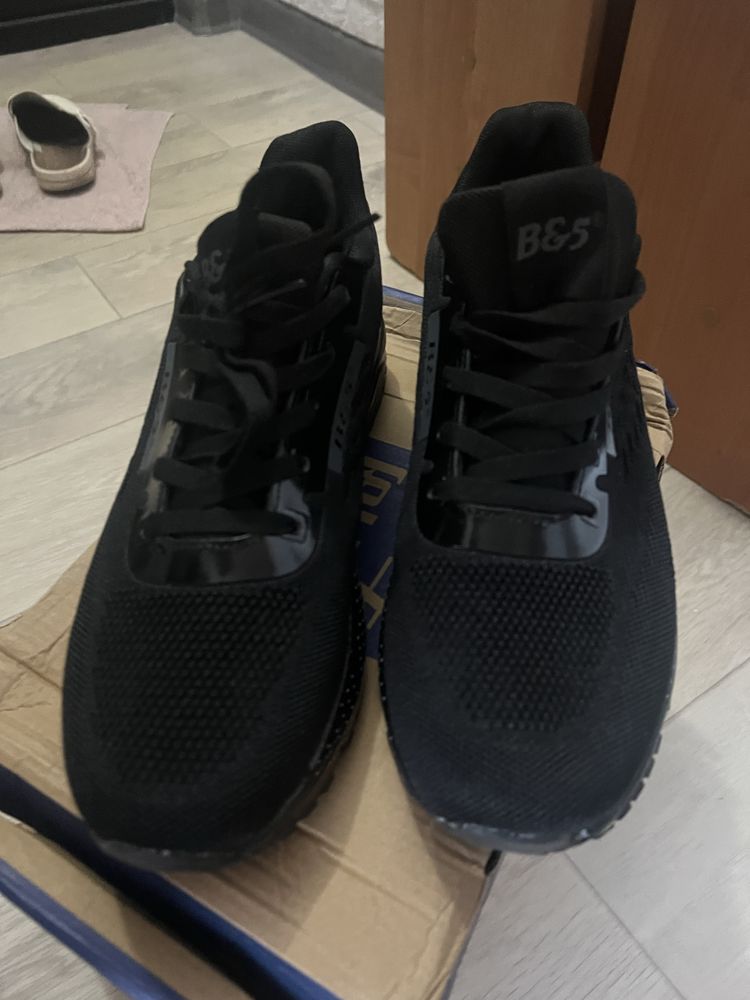 Продам кроссовки 44 размера.