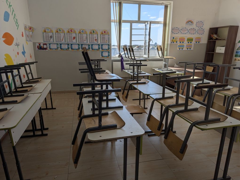 Продам парты со стульями б/у