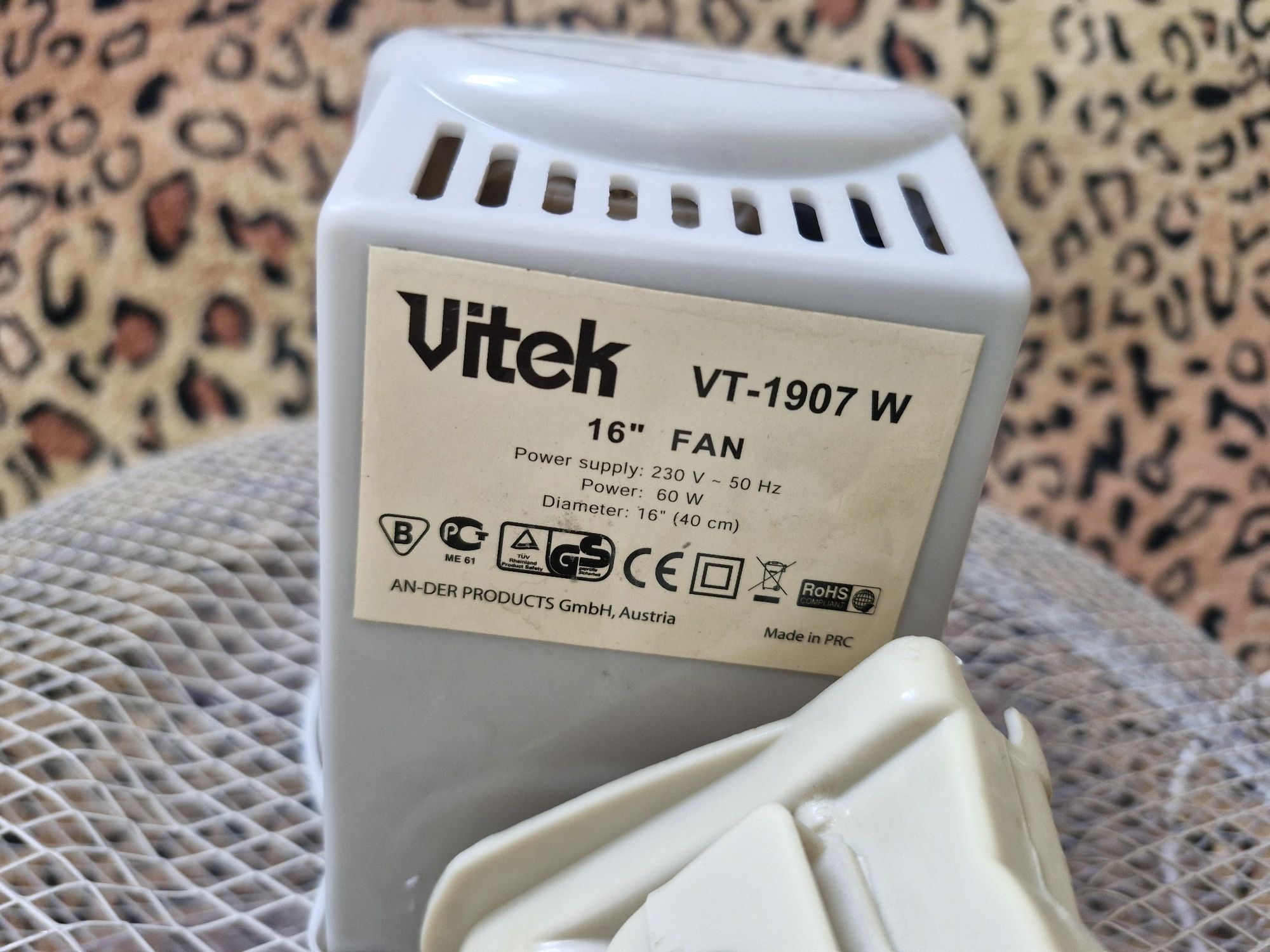 Вентилятор напольный бренда "Vitek ".