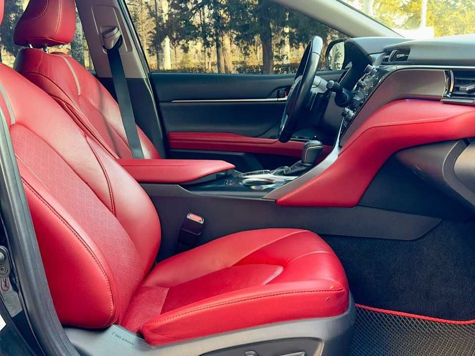 Продается Toyota Camry 2018, черный цвет