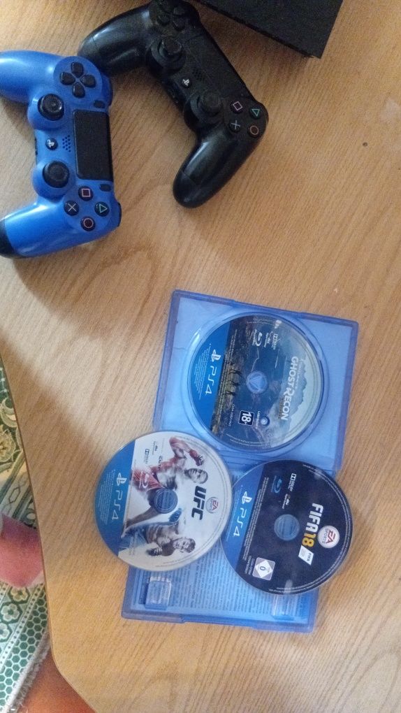 Playstation 4 с 2 играми,2 джойстиками и с проводом почти новый