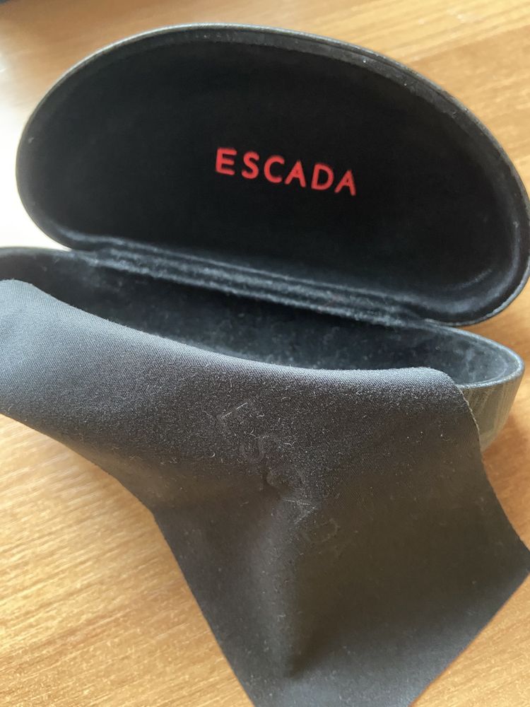 Солнцезащитные очки Escada