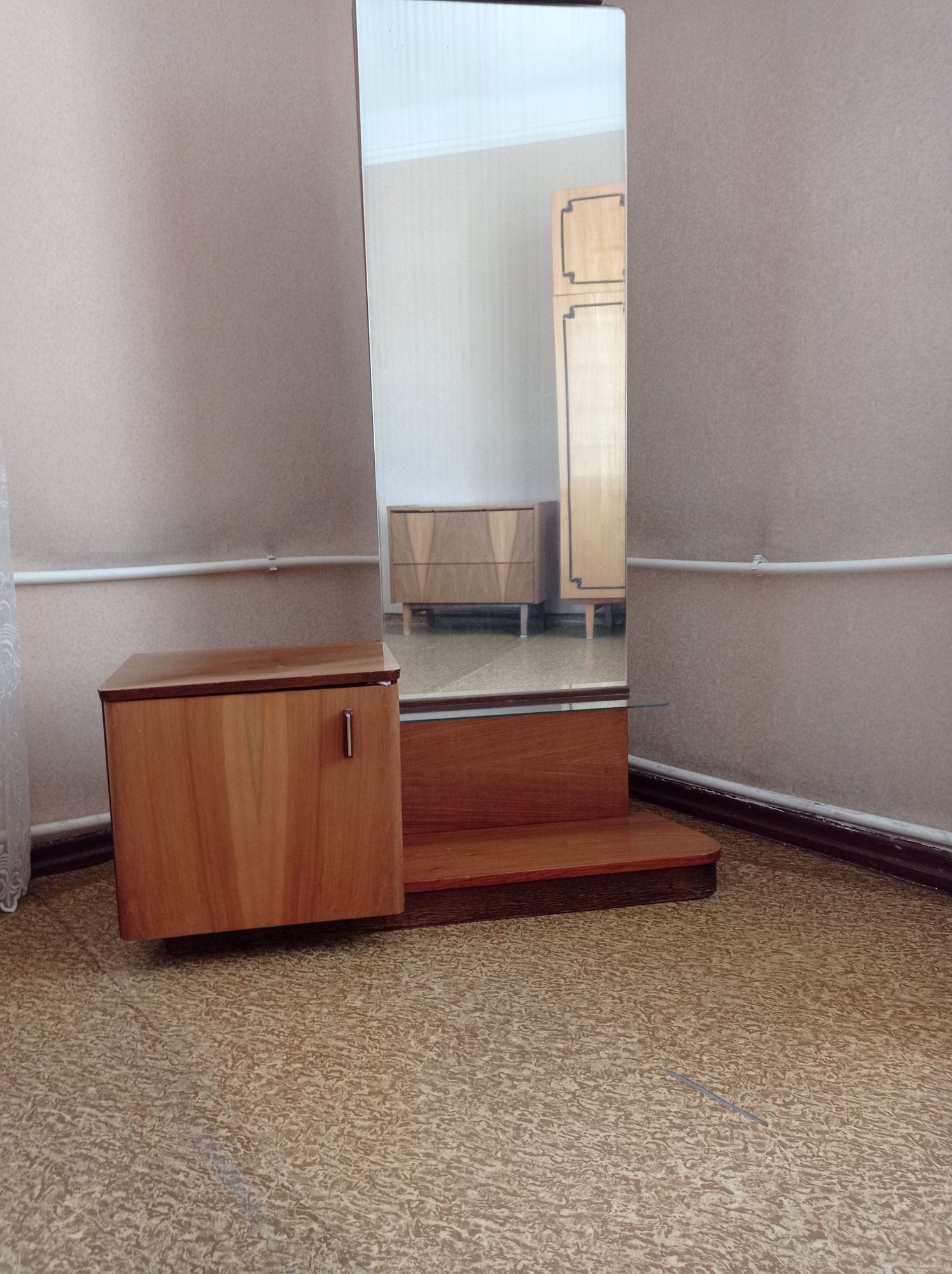 Продаю трюмо из натурального дерева ,