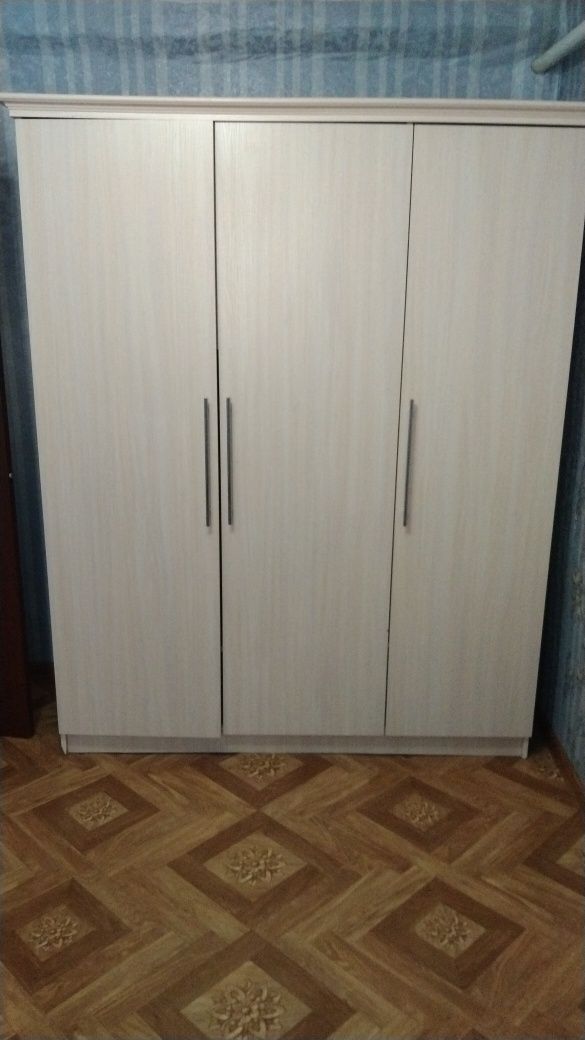 Шкаф трёх дверный внутренние стране зеркала  хорошего састаяние