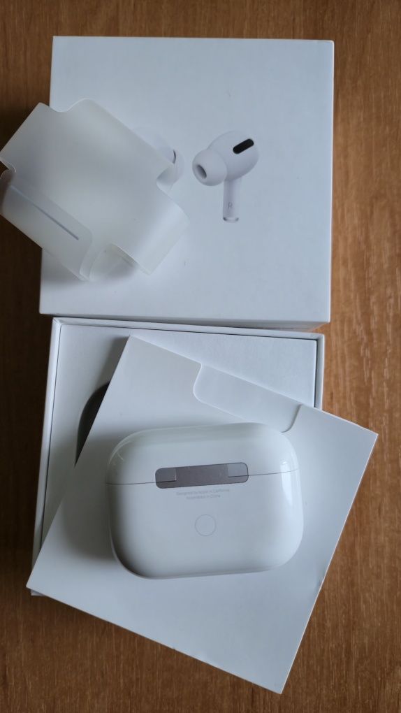 Наушники AirPods Pro 1st Generation with MagSafe Charging Case