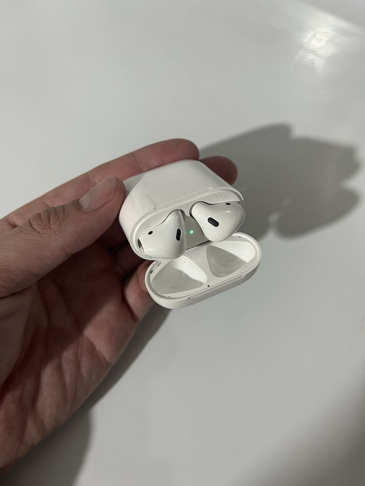 Наушники Apple AirPods 2 with Lightning белый гарантий 1год документым
