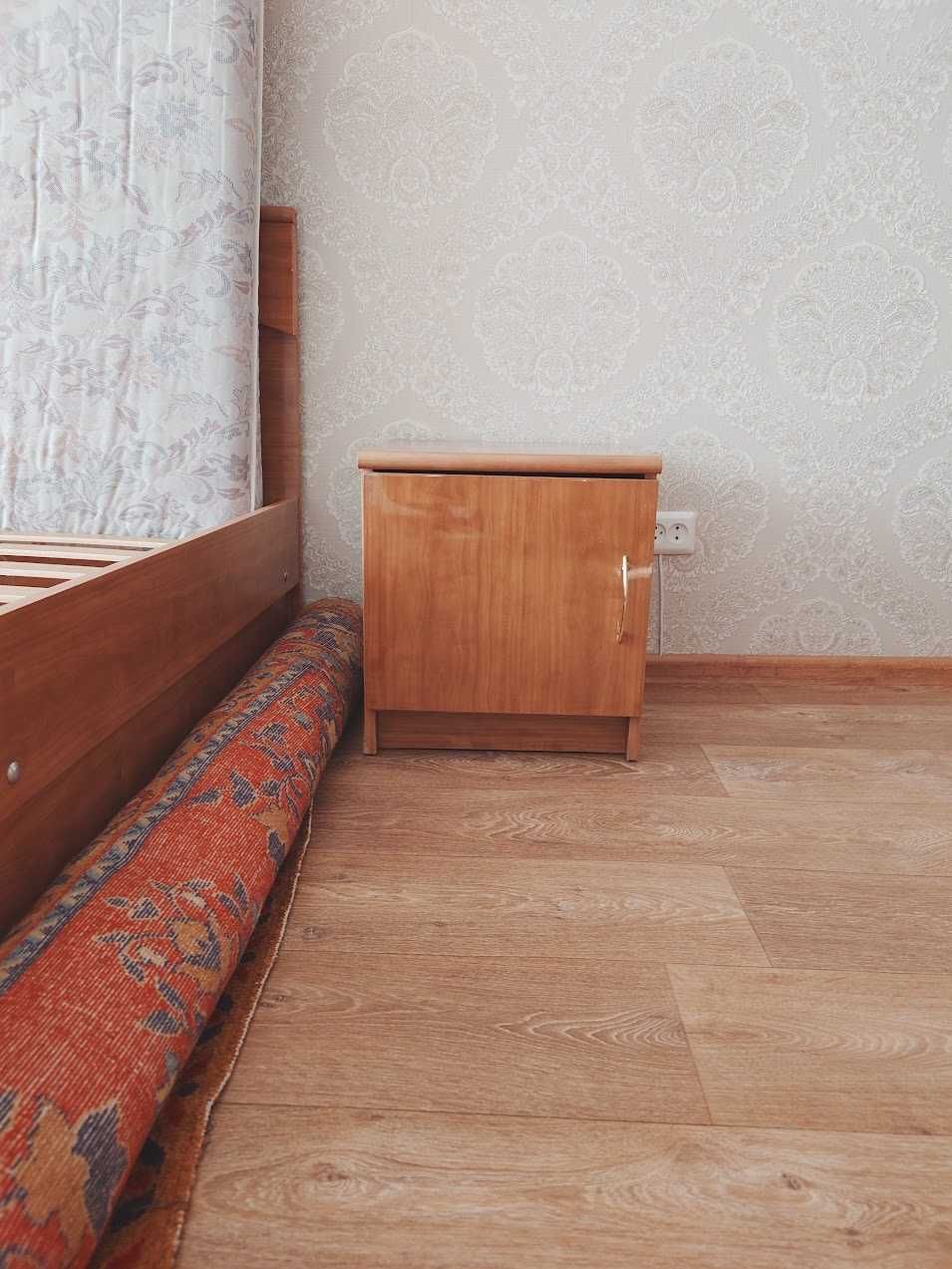 Кровать Шатура в отличном состоянии, тумбочка в подарок