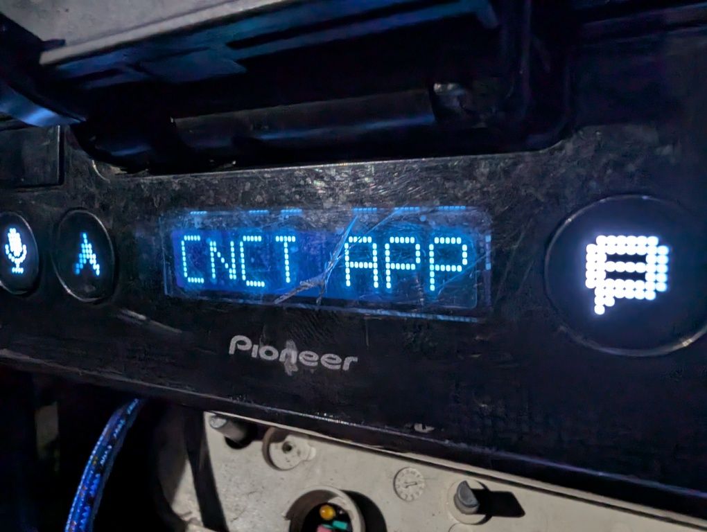 Магнитола Pioneer SPH-C10BT со встроенным держателем для телефона
