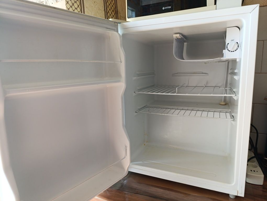 Продам холодильник в отличном состоянии чистый без запаха