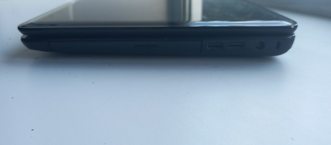 HP 2000 Notebook PC состояние (бу)+ игровая мышь и коврик
