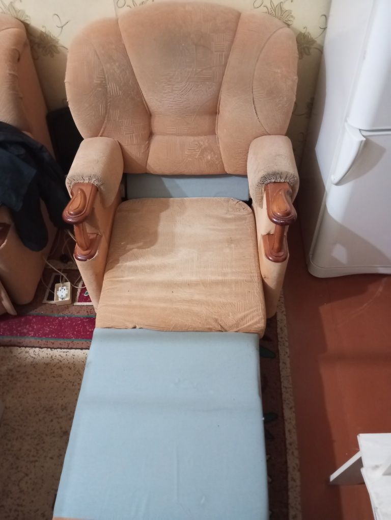 Продам диван и кресла