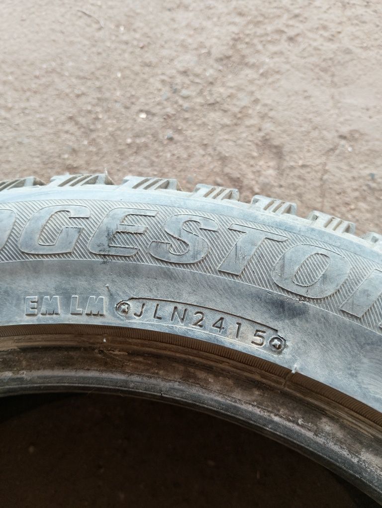 Шины Bridgestone Япония 4 колеса зимние,шипы. 215/55/R17