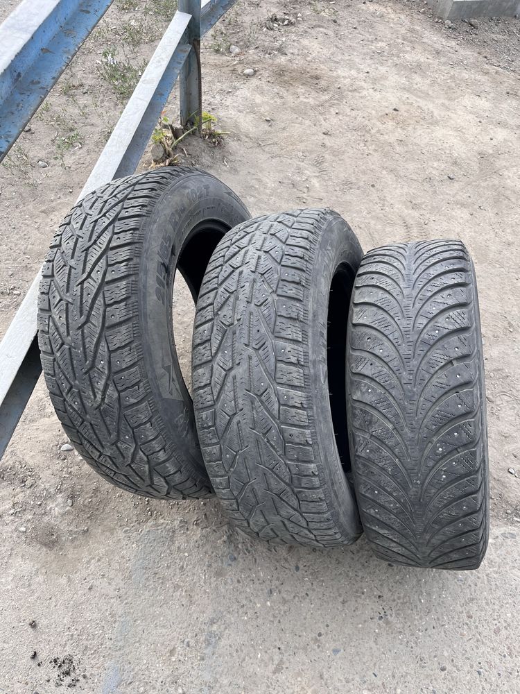 Продам шины зимние. Размер 215/65/16