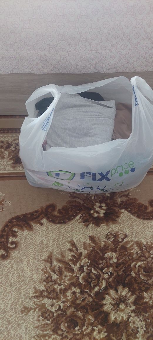 Срочно отдам пакет женской одежды.